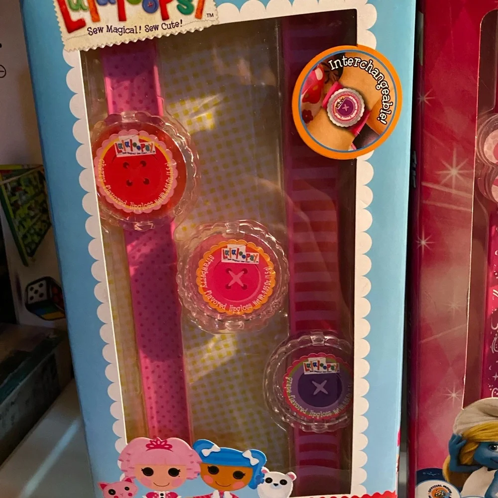 Bundle lot of girls strawberry shortcake, Smurf, Minnie Mouse, hello kitty,